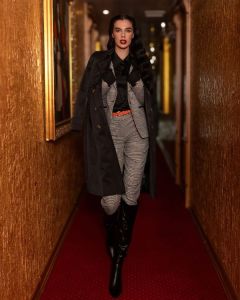 25. Mantil CR00, Sako IA08, Bluza JB45 i Pantalone IP03