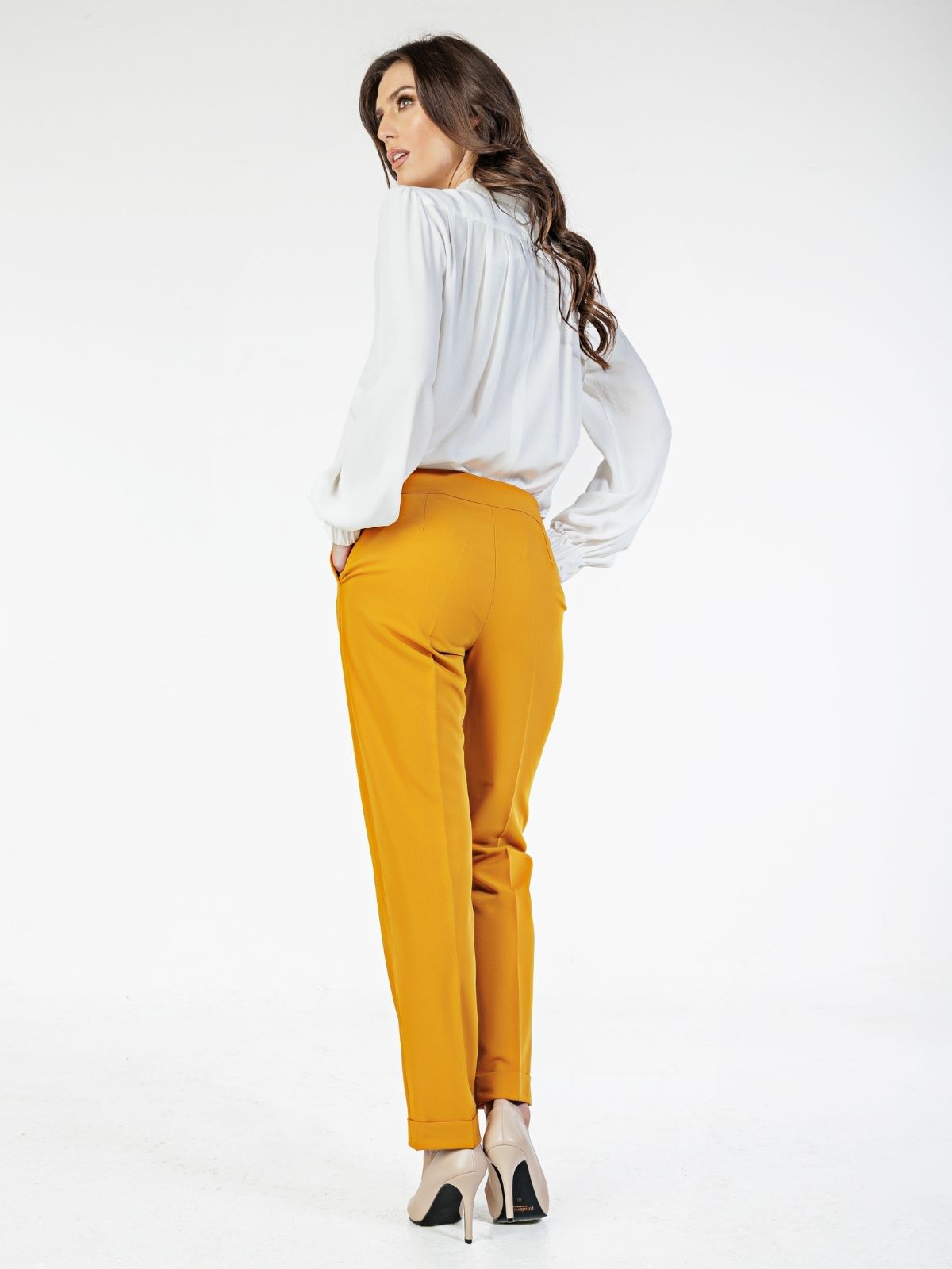 Pantalone 075U zlatne pozadi